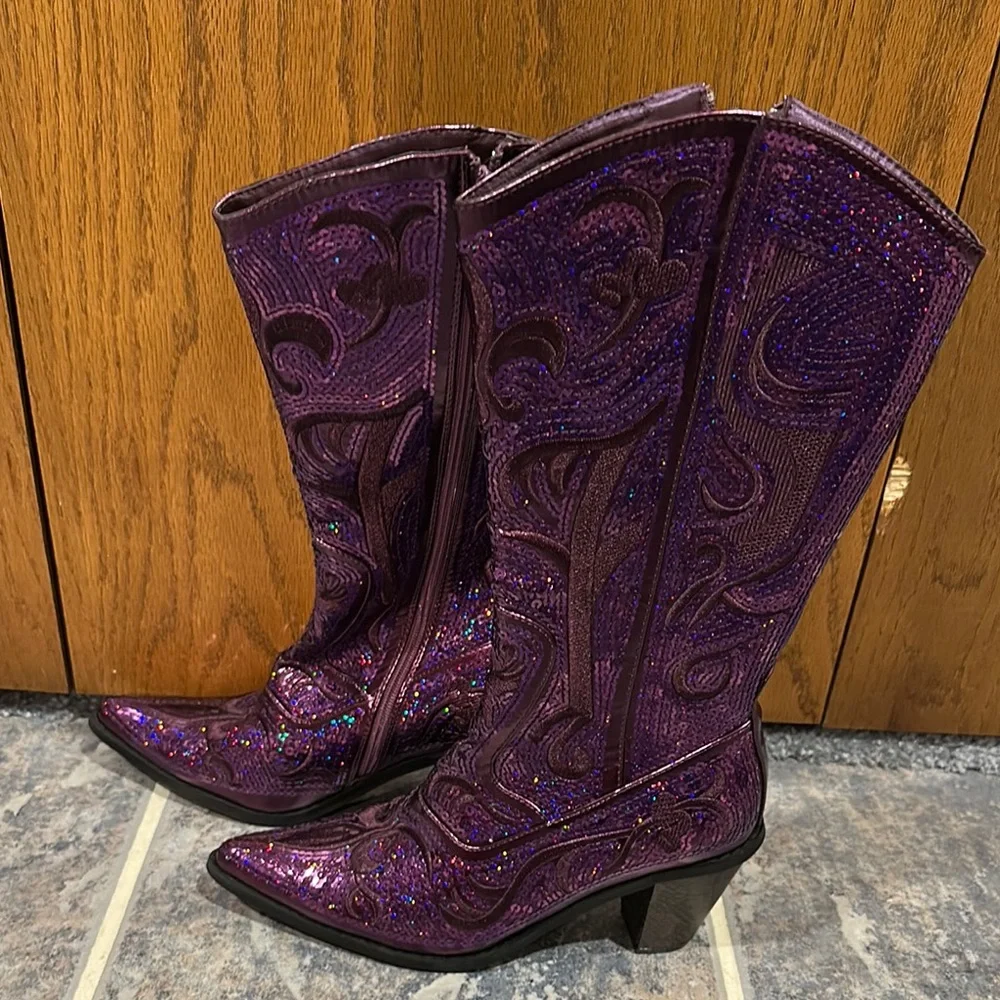 ❌SOLD❌. Purple Heeled Boots with Western Flair sequins, side zip, size 8 - Picture 5 of 10